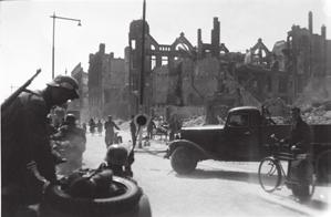 Kitör a háború Német katonák bevonulnak Rotterdam központjába, 1940