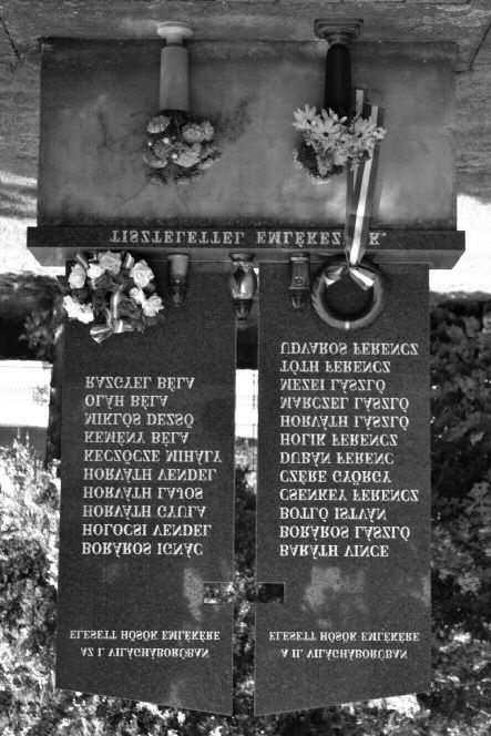 A hősökről és áldozatokról Berner Lajos polgármester emlékezett meg. A szentmisét Naszvadi Sándor nagymagyari esperesplébános celebrálta.