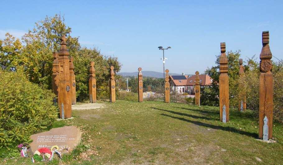 Az Aradi vértanúknak emléket állító szobor és környezetében található 14 emlékoszlop a Mészeg-hegy tetején áll.