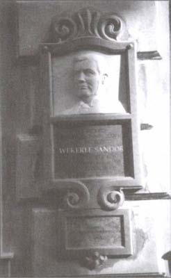 emléktábláját, Máthé Krisztián szobrászművész alkotását. A dombormű carrarai márványból, az emléktábla hazai vörös márványból készült.