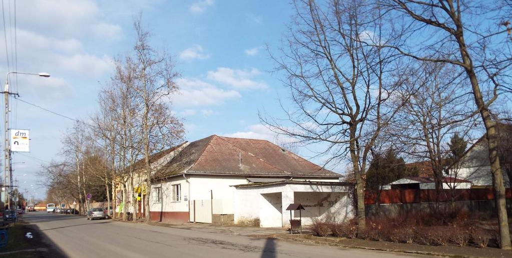 mely ngy tömböktől eltérően kis méretű, mindössze négy telek lkotj.