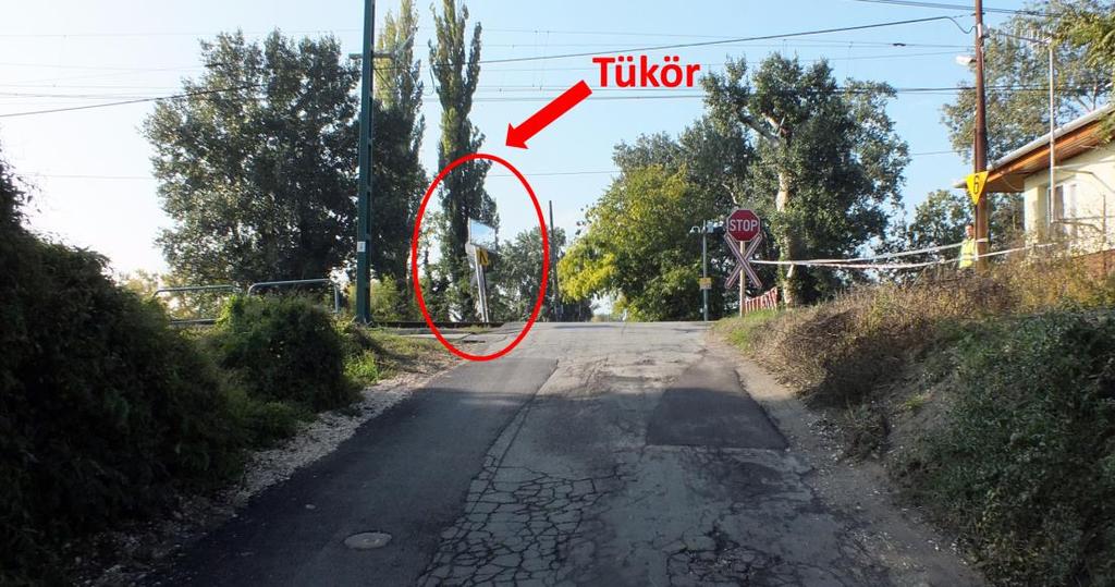 A kitakarás negatív hatásainak csökkentése érdekében az útátjáró déli oldalán tükör került elhelyezésre, mely az átjáróhoz közeledő, és a vasúti pályára körültekintő gépkocsivezetők látómezőjéből