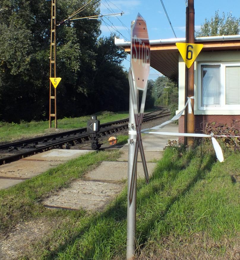 A vasúti átjáróban a vonatok számára engedélyezett sebesség 20 km/h, a sebességkorlátozás csak az átjáróra vonatkozik.