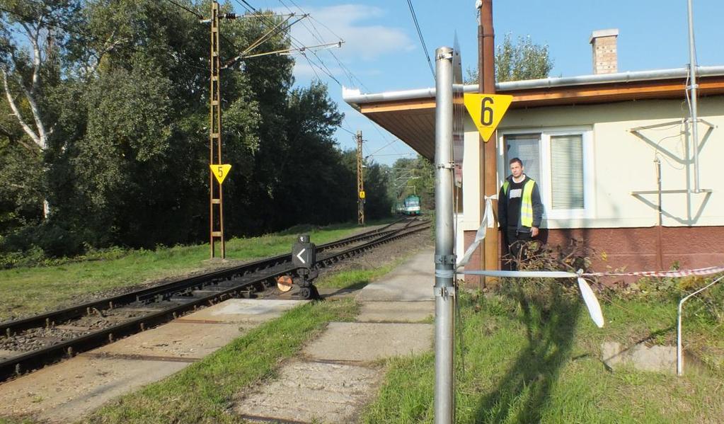 9. ábra A bal vágányon, Szigetszentmiklós felől érkező vonat További megállapítás az átjáró kialakításával kapcsolatban, hogy az útátjárótól 90 méterre a közúton van közvilágítás, de az átjáró nincs