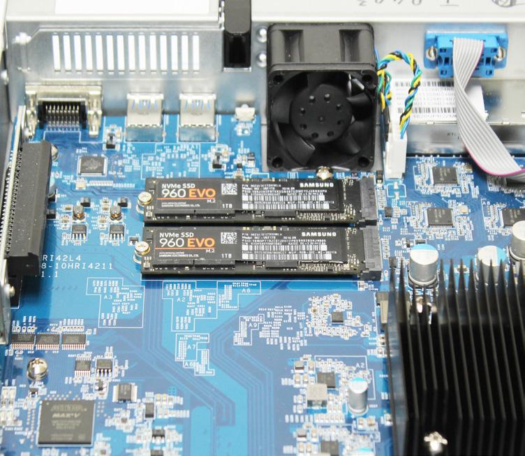 Hálózati adapter csatlakoztatása a RackStation eszközhöz A RackStation egység egy PCIe x8 hálózati adaptert támogat.