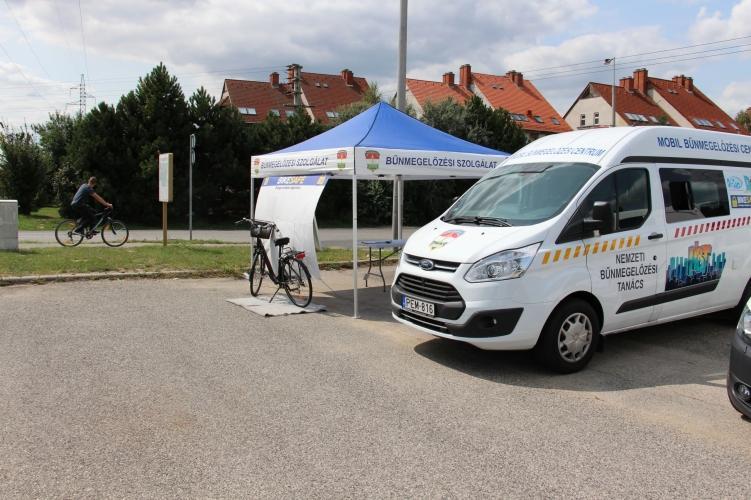 BEMUTATKOZOTT VESZPRÉM MEGYÉBEN A MOBIL BŰNMEGELEZŐSI CENTRUM Elsőként a megyeszékhelyen találkozhatott a lakosság a Nemzeti Bűnmegelőzési Tanács által a Veszprém Megyei Rendőrfőkapitányság