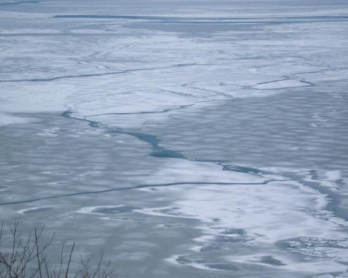 sűrűség miatt hideg víz a felszínre törekszik kristályképződés, kristályosodási gócok felszíni jég