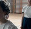 Egyrészt iskoláztatják őket ami önmagában valóban jótett, és (egy kis) kultúra is eljut hozzájuk, például amikor a tanítónő egy könyvet ad Elle Marjának.