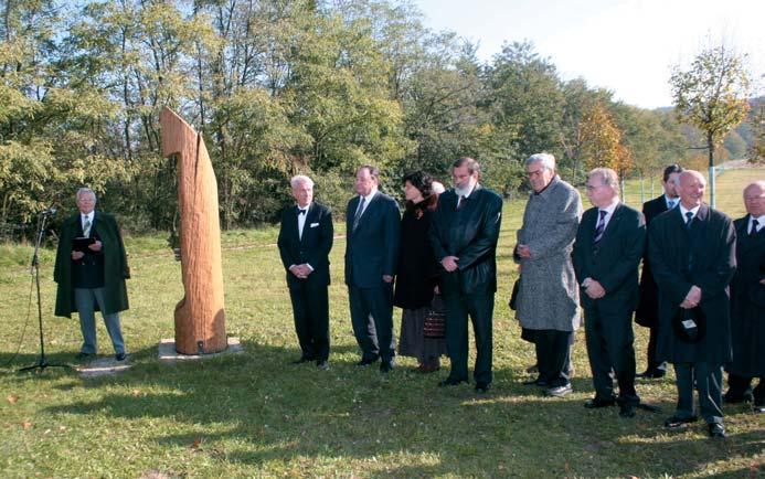 Solymos Rezsô beszédét tartja az emlékparkban Sopron közelében több Berzsenyi emlékhely van Ezek a városban mûködõ tudós tanárok, kutatók és oktatók, valamint az egyetemi hallgatók számára fennen