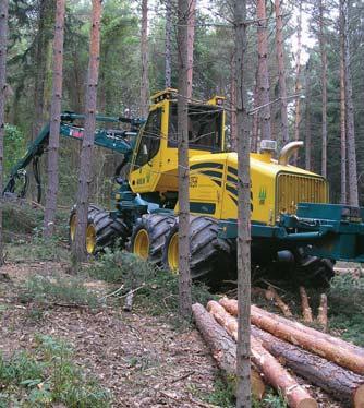 szerelt hasító adapter, az univerzális traktorhoz kapcsolható kihordó elfordítható vonórúdmegoldása, valamint kormányozható kerekei.