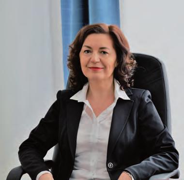 DR. DOBÓ VIOLA a Kúria Közigazgatási-Munkaügyi Kollégiumának bírája Az ítélkezés során a lényeget és a részleteket egyszerre kell látni, mert a lényeglátás mellett gyakran a részletek ismerete