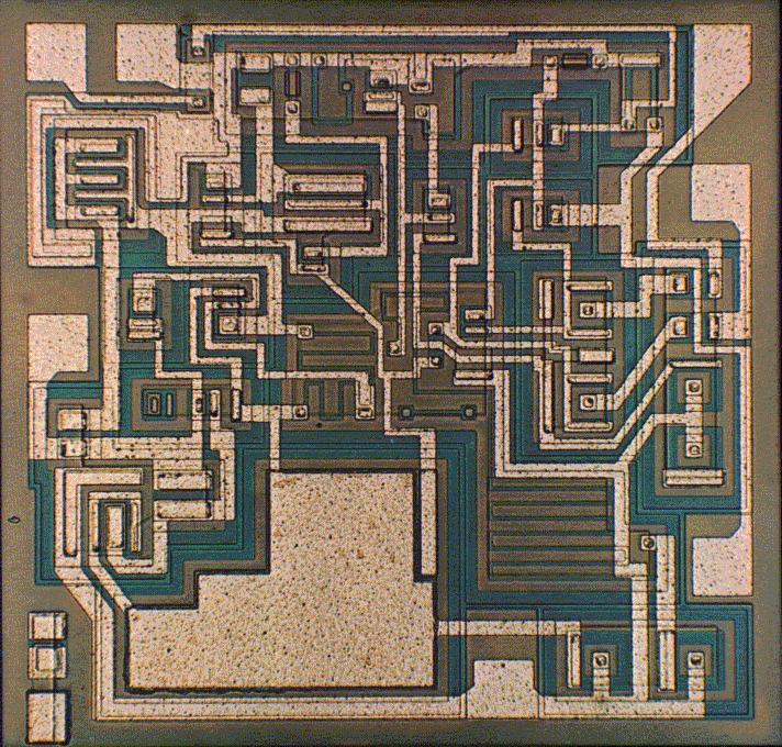 Alapfogalmak Egy egyszerű IC chip fénymikroszkópi