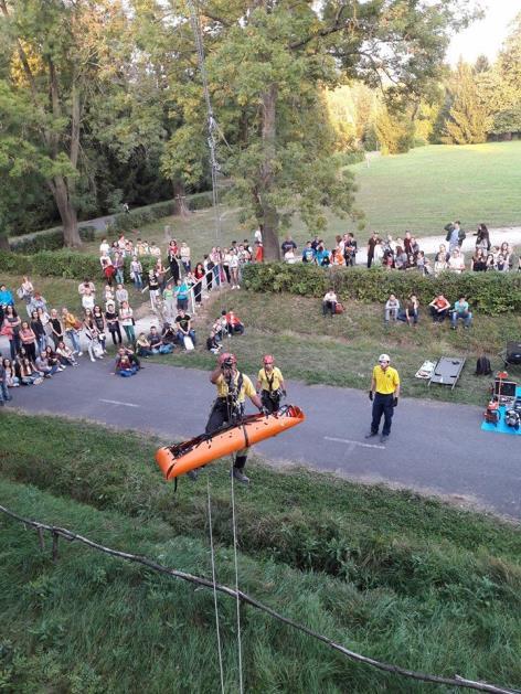 b) magánszemélyeket a tűz oltásában és a mentési munkálatokban az életkoruk, egészségi és fizikai állapotuk alapján elvárható közreműködésre kötelezhet; c) az a) alpontban nem említett jogi