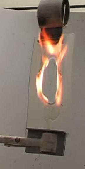 alkotja. A héjréteg vastagságát 500 µm választottuk, a mag vastagságát, pedig 4 mm-nek. Az így kialakított rendszer nem-polimer adaléktartalma a 0,7%-ot (0,68%) nem érte el.