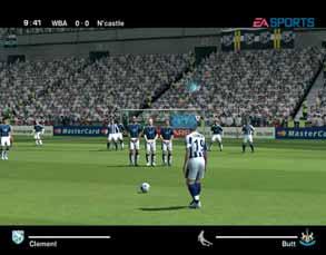 csapatokban futballozik.