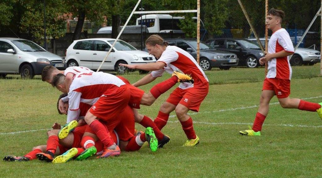 16 éves U19-es focista meccs közben összeesett többszöri keringésmegállás és újraélesztés (kb.