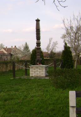 A mórichidai Fő utca közepe táján egy szép vadgesztenyesor vezet az 1789-ben épült evangélikus templomhoz. Ide járnak az árpási evangélikusok is. A II. világháborúban e templom is megsérült.