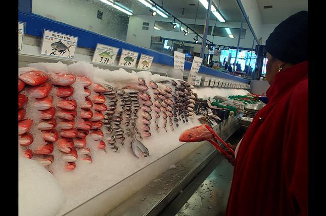 A halak és a tenger gyümölcseinek bolti árukezelése