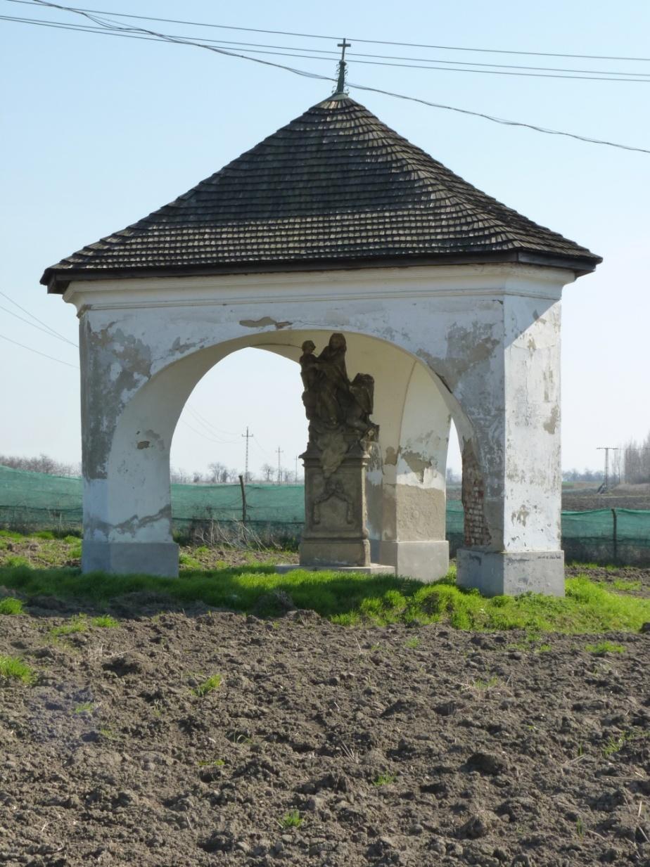 Sorszám: 1. A védendő objektum megnevezése:nepomuki Szent János szobor ésvédőépítménye körüli terület Vizsgálat ideje: Címe: Helyrajzi száma: Javasolt védelem: 2002. augusztus külterület 090/3.