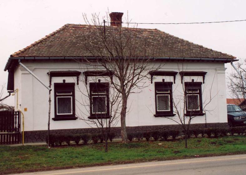 Sorszám: 11. A védendő objektum megnevezése: Lakóépület utcai homlokzata Vizsgálat ideje: 2002. augusztus hó Címe: Szent Erzsébet u. 210. Helyrajzi szám: 95.