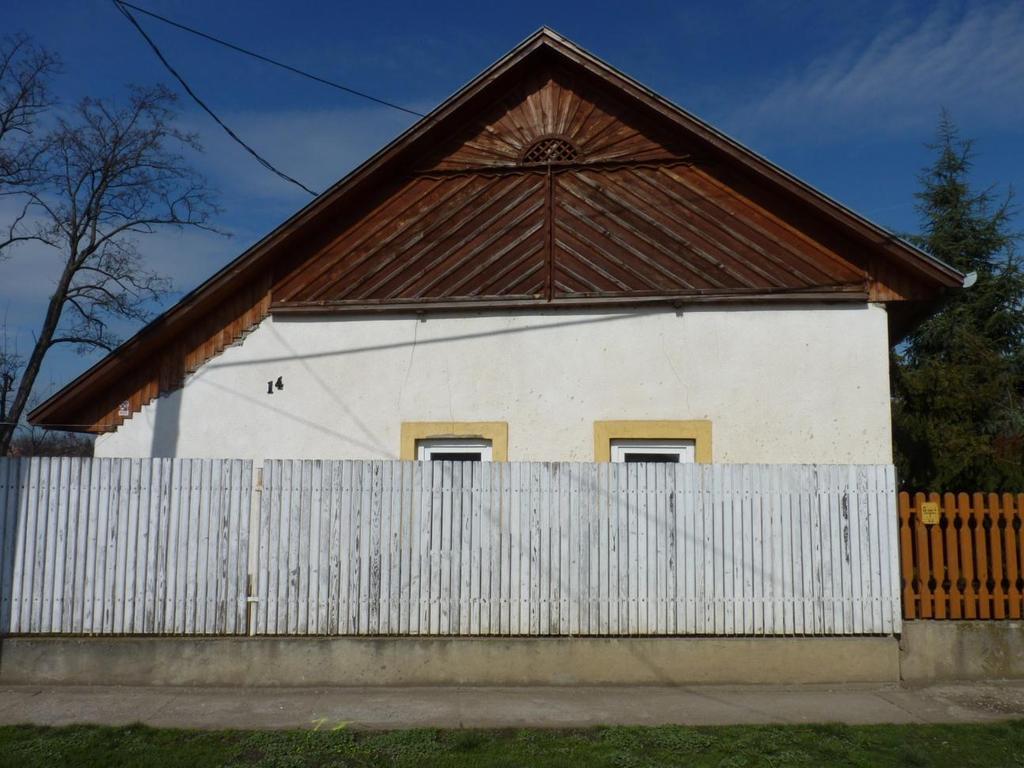 Sorszám: 12. A védendő objektum megnevezése: Napsugaras oromfal Vizsgálat ideje: 2002. augusztus hó Címe: Petőfi S. u. 14. Helyrajzi szám: 1041.