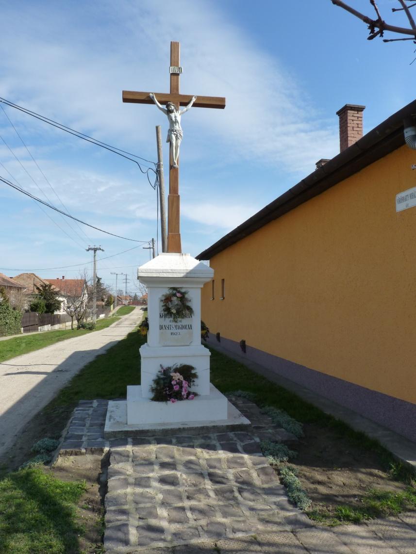 A védendő objektum leírása: Mészkő talpazaton öntöttvas kereszt, öntöttvas korpusszal, melyet 1846-ban állíttatott gróf Szapáry Józsefné báró Orczy Anna a Fegyvernekre telepített német ajkú lakosság