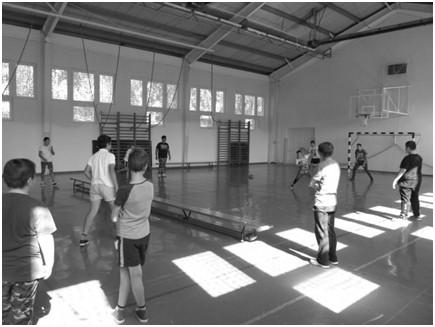 A töltésen 2017 métert futottak, majd utána a Sportcsarnokban játékos vetélkedőkön mérték össze