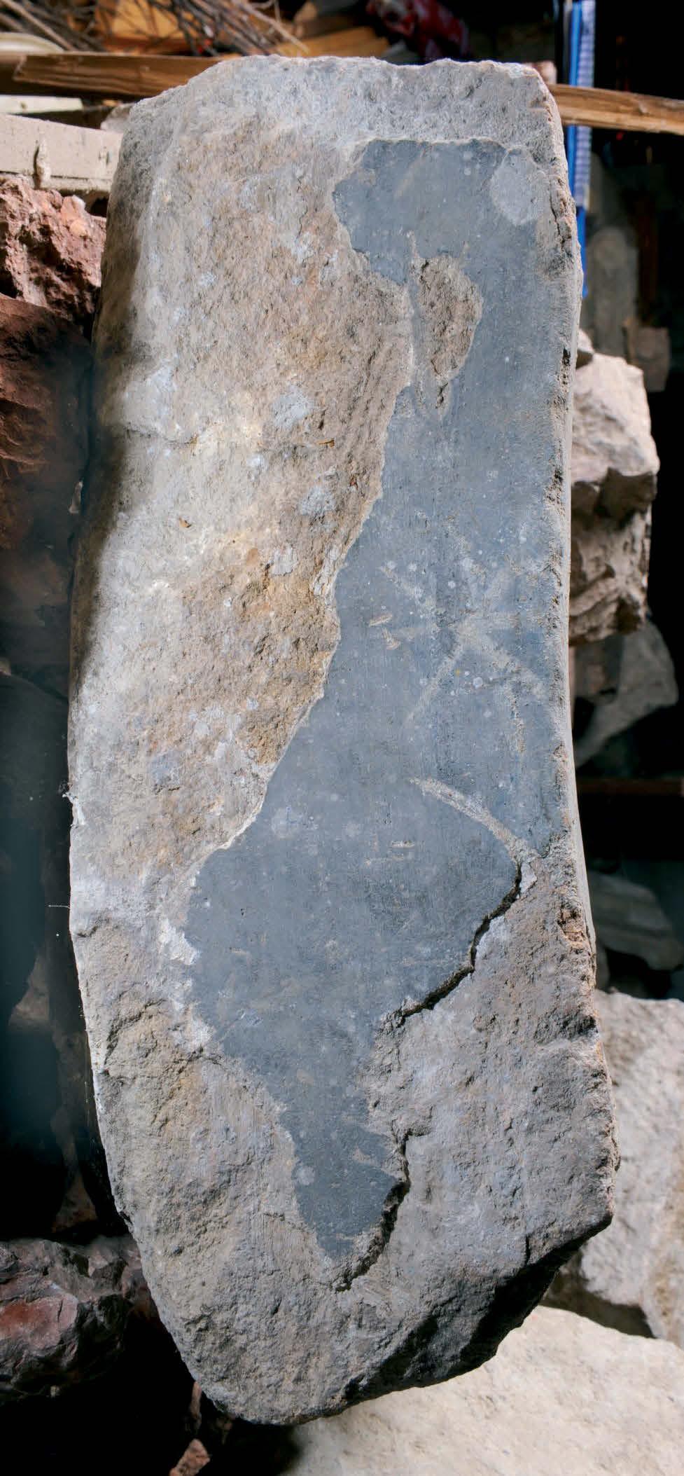 249 29a b. kép. Festett rétegkő próféta alakjával Nagytálya középkori templomából (homlok- és oldalnézet), 1400-as évek eleje; Eger, Dobó István Vármúzeum, Kőraktár.