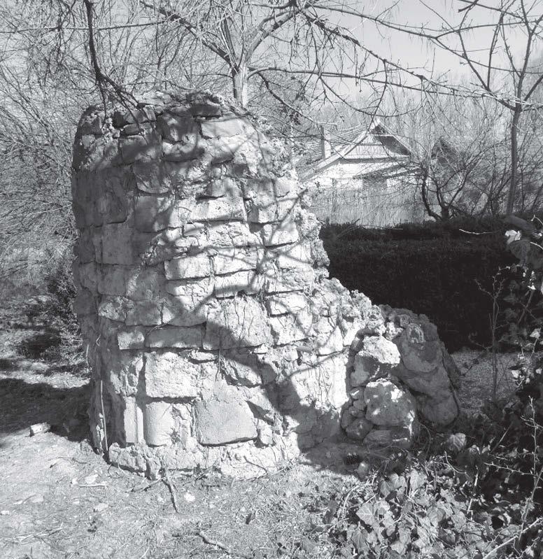 264 15. kép. Kőtelek, r. k. templom kertje. Széttört középkori kőfaragványokból épített lourdes-i barlang. A szerző felvétele 16. Kőtelek, r. k. templom kertje. Széttört középkori kőfaragványok a lourdes-i barlang falában.