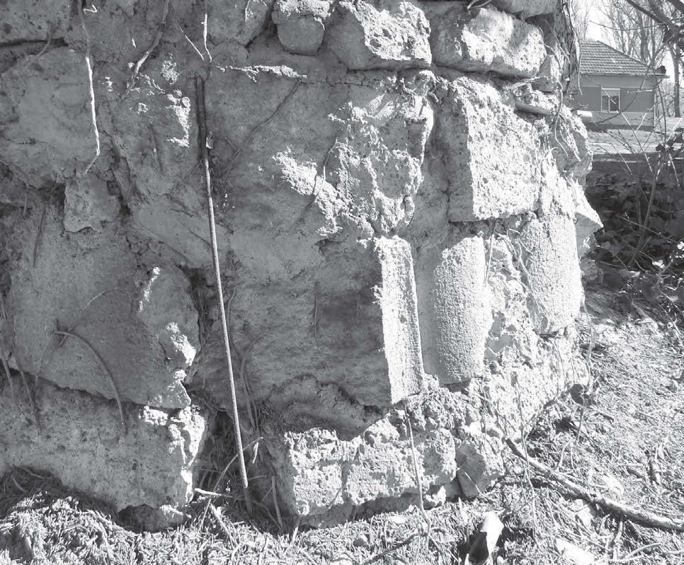 Hasonló provenienciájú leletcsoport került elő a kőteleki templom udvarán álló lourdes-i barlang falában.