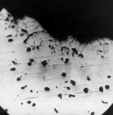 nyek esetében sem észleltük a darabok peremén a vermikuláris grafit megjelenését, legyen az 400, 500 vagy 700-as gömbgrafitos öntvény. kísérletek folytatását a 3c. fejezetben a 14. és 15.