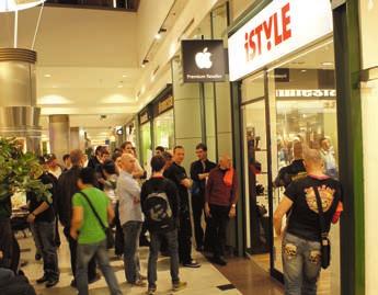Friss ipad 2: start! Három helyszínen is jelen voltunk, hogy figyelemmel kísérjük az Apple második táblagépének hazai piacra kerülését.