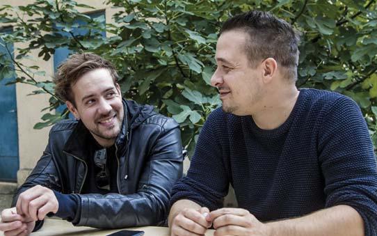 SZÍNHÁZ AJÁNLÓ 26 Egy színpad,. egy világ és egy élet: egyetlen négyzetben.