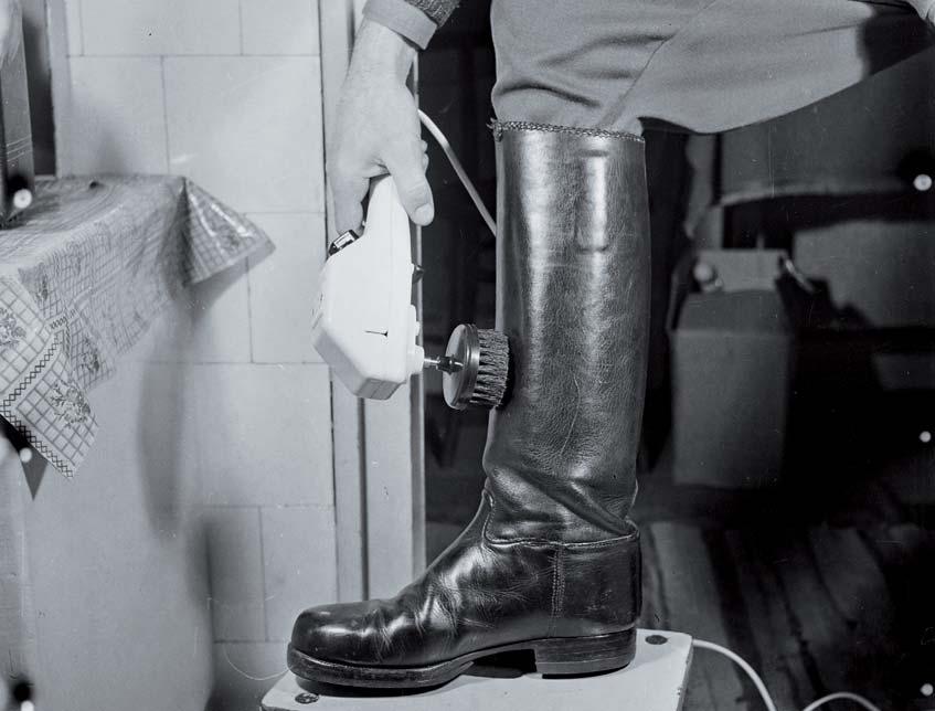 66 FOTÓ Hetente nyomtatva, naponta online! F Közeledik a tél, elő a csizmákkal! IMPRESSZUM Fotó: Bauer Sándor, 1960., www.fortepan.