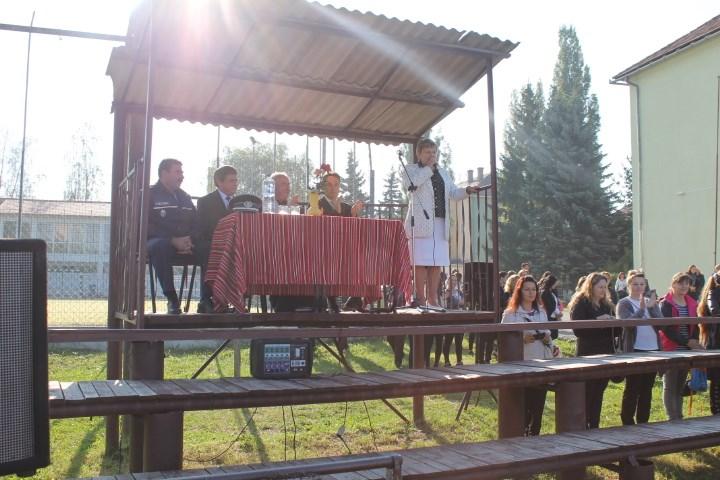 osztályt, hogy ülünk a padban és bámuljuk a tanárt, másik órán pedig két t írunk. A szótárban is lesz tíz-tizenöt szó, majd azokból felmérőt írunk.