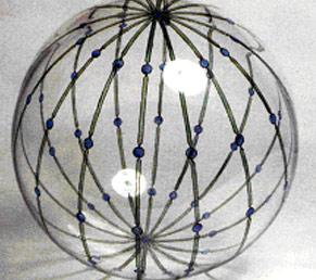 Matematikai kompetenciaterület Segédanyag az összehasonlító geometria tanításához 10 4. Rajzoljunk 3 pontot a gömbre, és kössük össze őket!