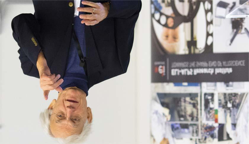 A Bell Laboratóriumból eredõ chirp kifejezés (chirp, ami magyarul csicsergést jelent) a radarimpulzus fázisának modulálását, azaz a frekvencia idõbeli folytonos változtatását jelenti [7], és az