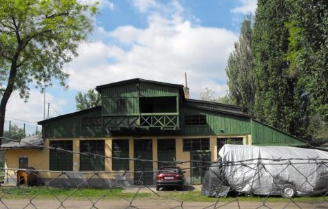 rendezetlen építészeti megjelenés zölddel tagolt térfalak jellemzően földszintes épületek Helyi sajátságok
