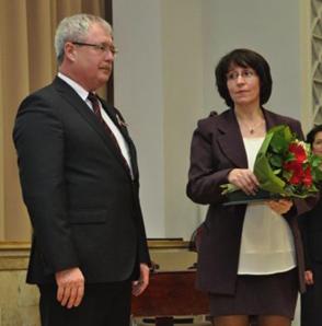 térképészetben, valamint a geoinformációs támogatás kidolgozásában végzett kiváló munkája elismeréseként, Verőné Dr.