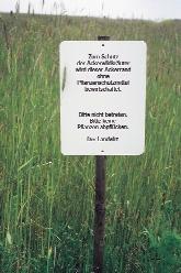 A veszélyeztetett szántóföldi gyomnövények szegélyekben megvalósítandó védelmét MEI- SEL (1972) vetette fel elsôként, majd 1978-ban Németországban SCHUMACHER (1980) indította el az elsô projektet, és