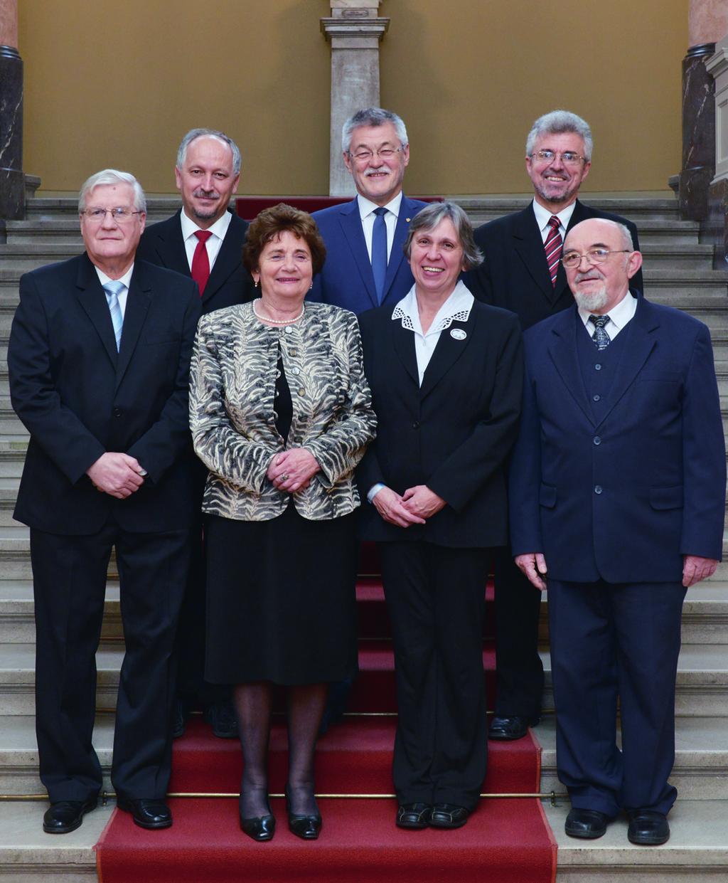 A HÓNAP HÍREI Vegyipari mozaik A díjazottak. Alsó sor balról: Mester András, Antal-Szalmás Lajosné, Dancsó Éva, Piláth Károly.