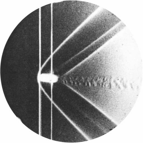 Hangsebesség fölött repülô puskagolyó és a lökéshulláma, Ernst Mach felvétele 888-ból.