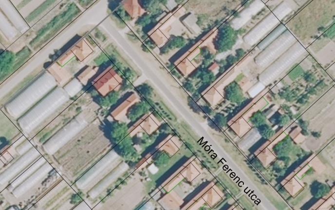 Nem ritka a fóliasátras kertészkedés. Egyéb üzem, telephely csak elvétve ékelődik be a lakóházak közé, a megfelelő technológia kifejlesztésével elkerülhetik a környezeti konfliktusokat.