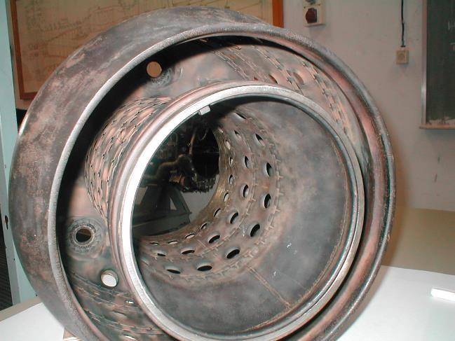 A hajtómű működésekor a kompresszor turbina álló terelőlapátkoszorújának peremén, a tűzcső hőtágulása következtében tengelyirányban elmozdulhat.