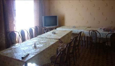 A szállás a vadászterületen álló kétszintes vadászházban van, melyben egy nappali, két- és 3- ágyas szoba és egy biliárdszoba van. Hideg- és melegvizes zuhanyzó és két külön WC van a földszinten.