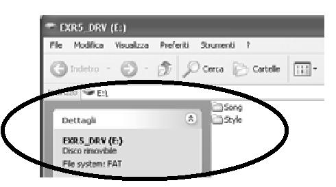 Adatok archiválása számítógéppel (USB) Az EXR-5/EXR-3 USB portja két célra használható: (a) MIDI-adatok küldésére és fogadására, illetve (b) számítógépes adatcserére.