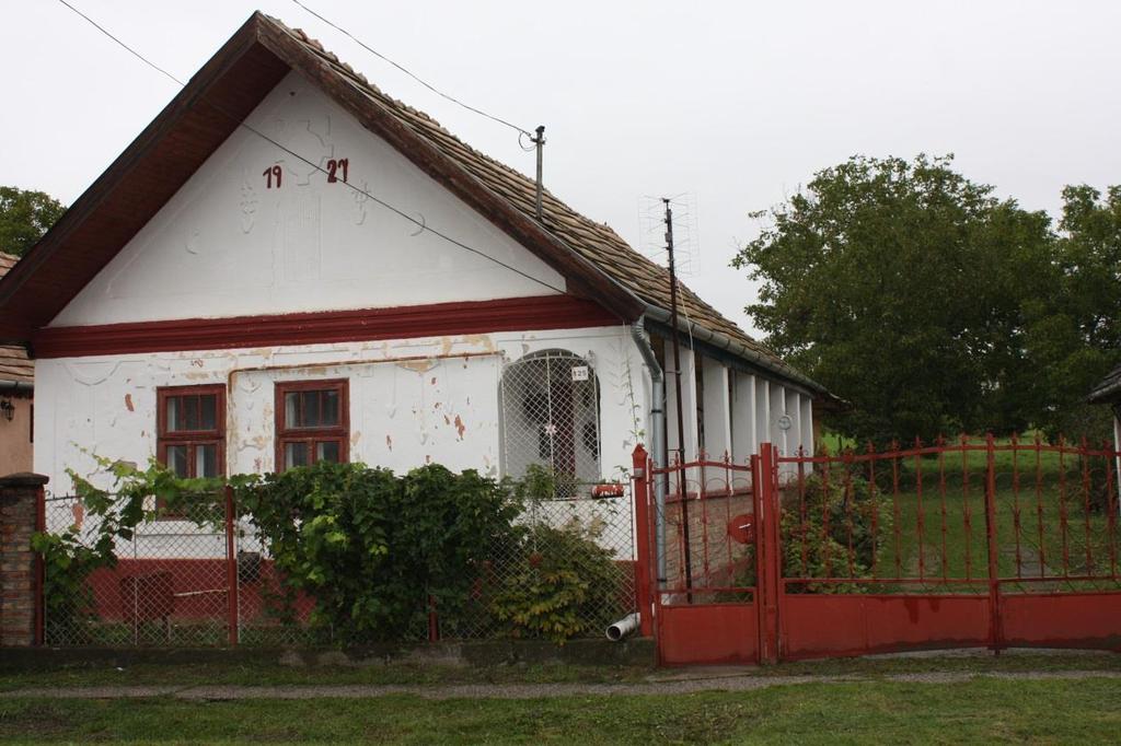 15 1. Átalakulóban lévő lakóterület A település lakóterületét falusias beépítési mód jellemzi.