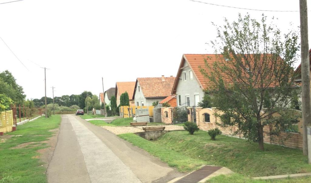 Alapvetően nyeregtetős és kontytetős, cserépborítású házak találhatóak itt, a tetőgerinc általában merőleges az utcára.