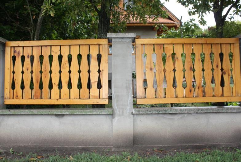 32 Ajtók, ablakok: