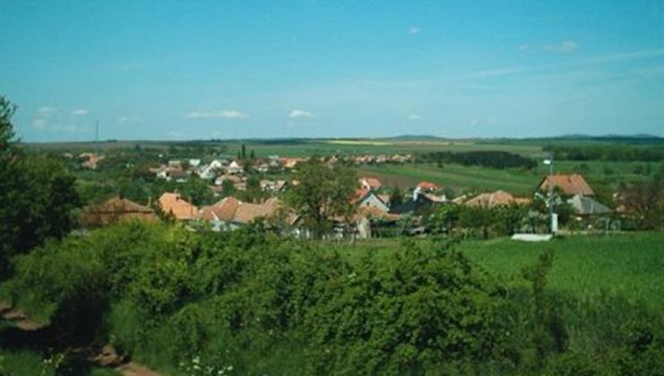A telkek 10-16 m szélesek és változó, 50-150 m mélységűek.